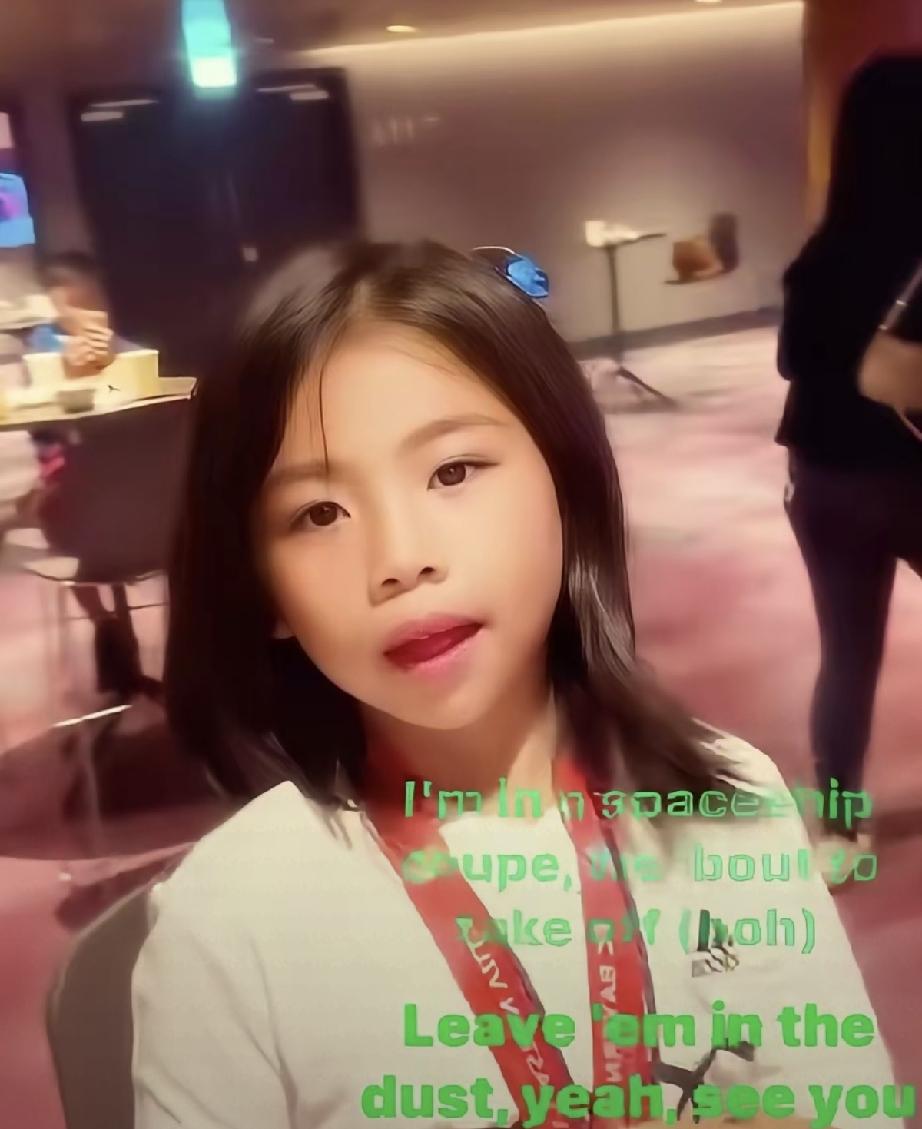 何超盈的女儿“荷包蛋”慢慢的长开了，圆润可爱的脸蛋有点像外婆梁安琪。“荷包蛋”