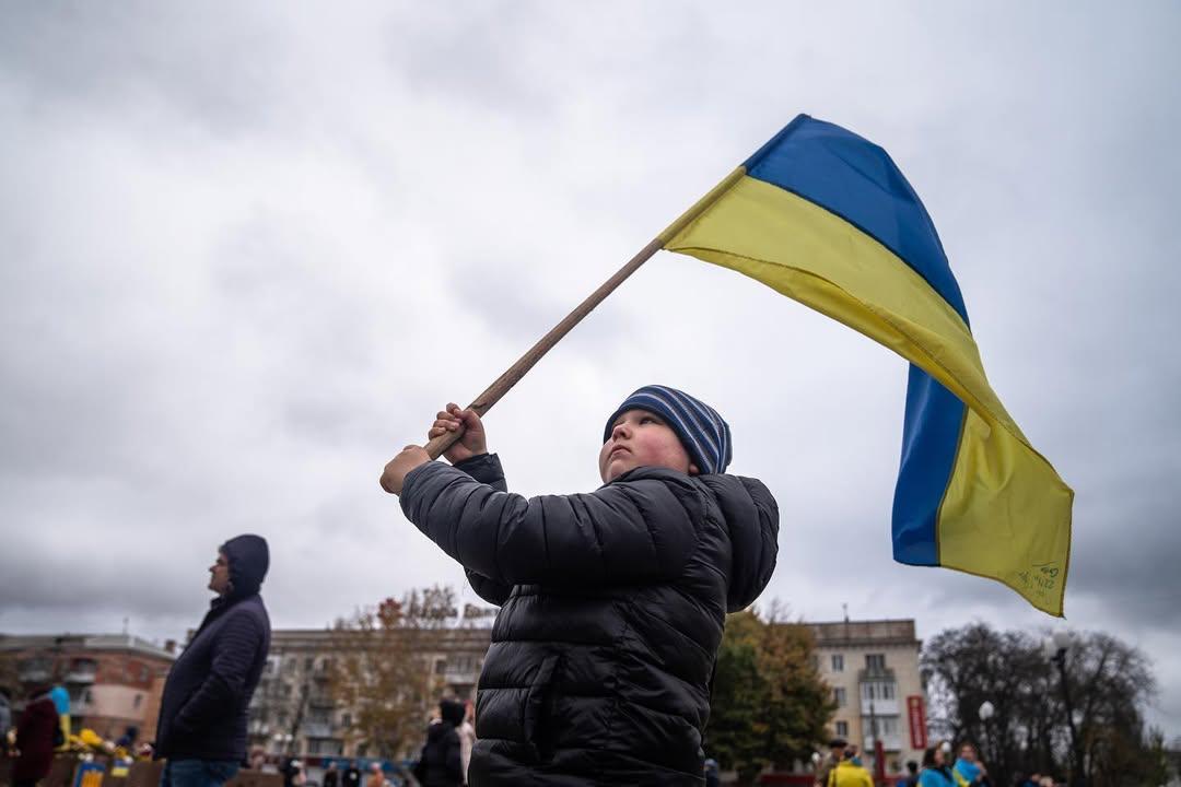 在赫尔松解放三周年之际，泽连斯基誓言要收复每一个被占领的城镇和村庄。他回忆起20