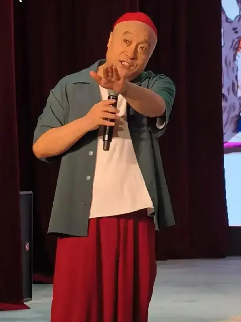 千万别可怜在剧场外蹲了三天的人。我指赵本山的徒弟二柱子。拜师那天，他直接跪
