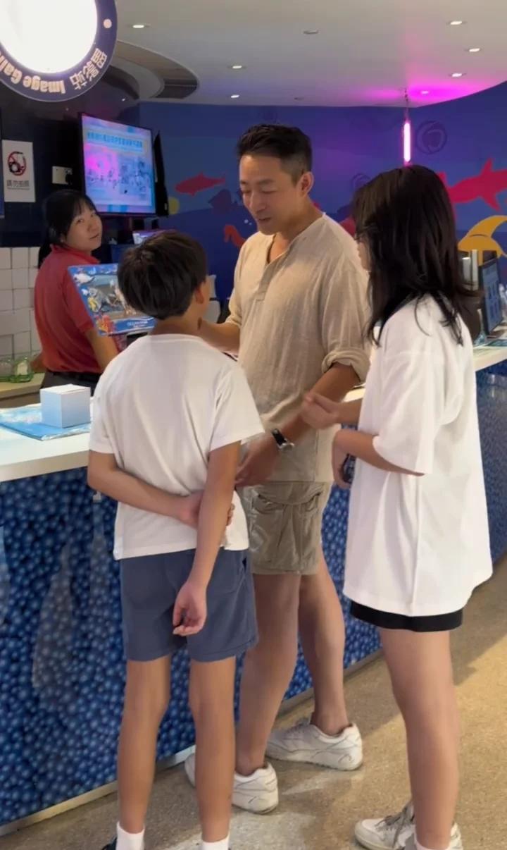 听说玥儿和箖箖目前还在湾湾生活，汪有带他们回北京面试过学校，但是没有通过。因为北