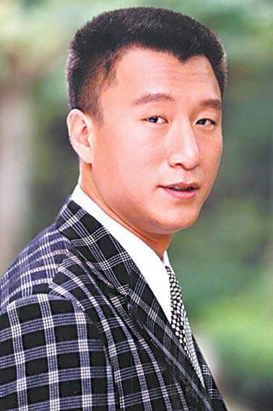 早年巨春雷发布长文爆料，称拍摄《潜伏》杀青聚餐结束的当晚，姚晨曾去敲孙红雷的酒店房门，孙红雷没有开门