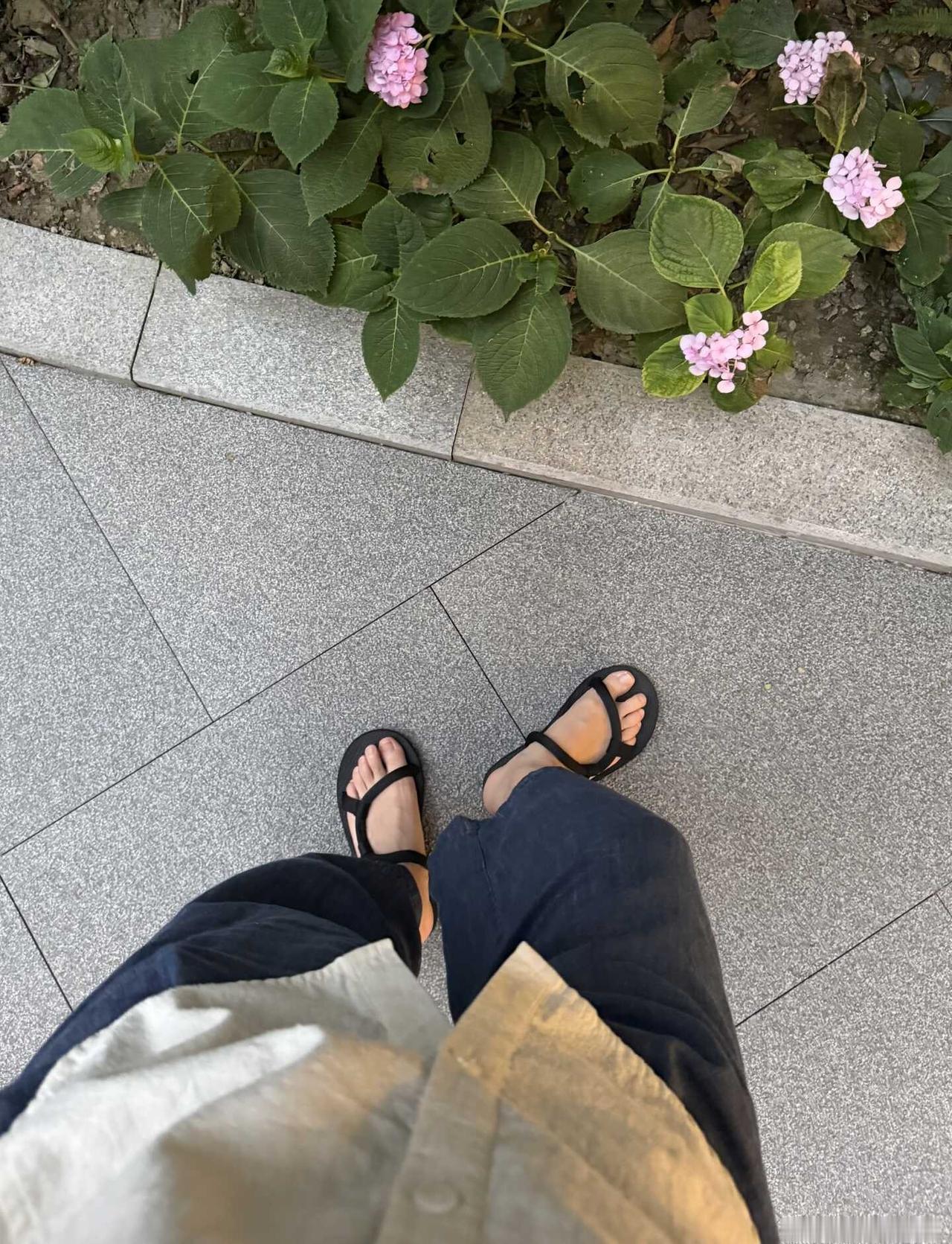 今天穿什么鞋夏天真好～低头拍双鞋