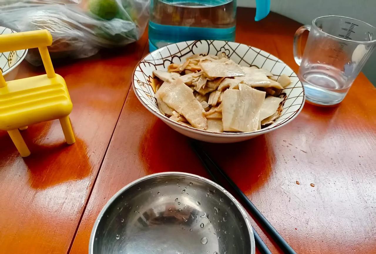 我把孩子给他爸爸了，然后我也没主动联系过，但现在孩子的爸爸开始投降了。我跟孩子