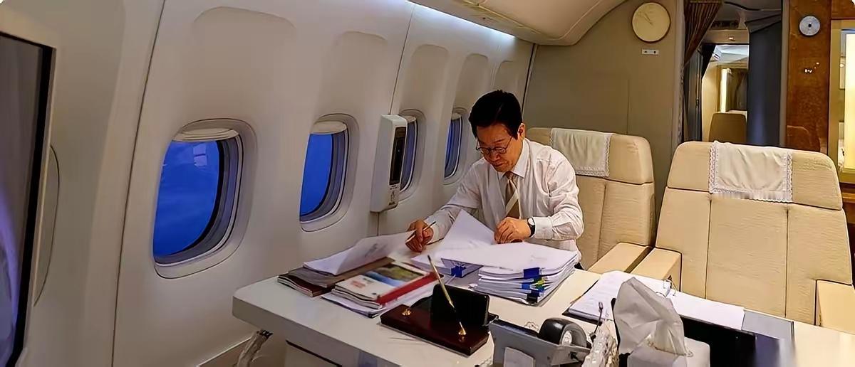 李在明为了总统宝座与时任总统尹锡悦斗智斗勇，明知道青瓦台魔咒难以逃脱，不惜连续绝