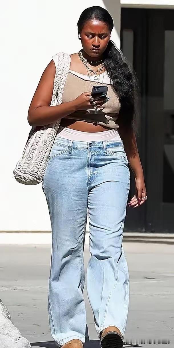 奥巴马的这两个女儿，都已经长大成人了，也都有了自己的男朋友，男朋友的身份也都不简