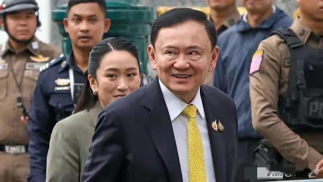 重磅:他信已假释出狱，他需要戴佩戴电子手环。未来的4个月监外执行期间，泰国相关