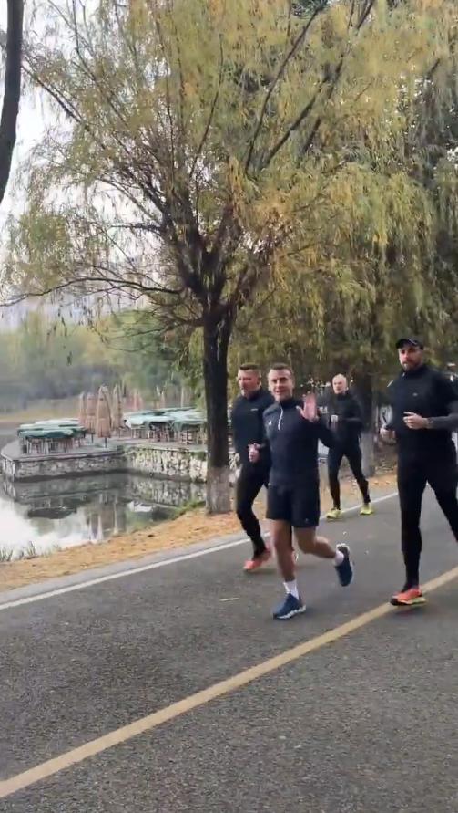 马克龙在成都晨跑，都当总统了还这么自律，普通人还敢躺平吗？12月5日马克龙在成都