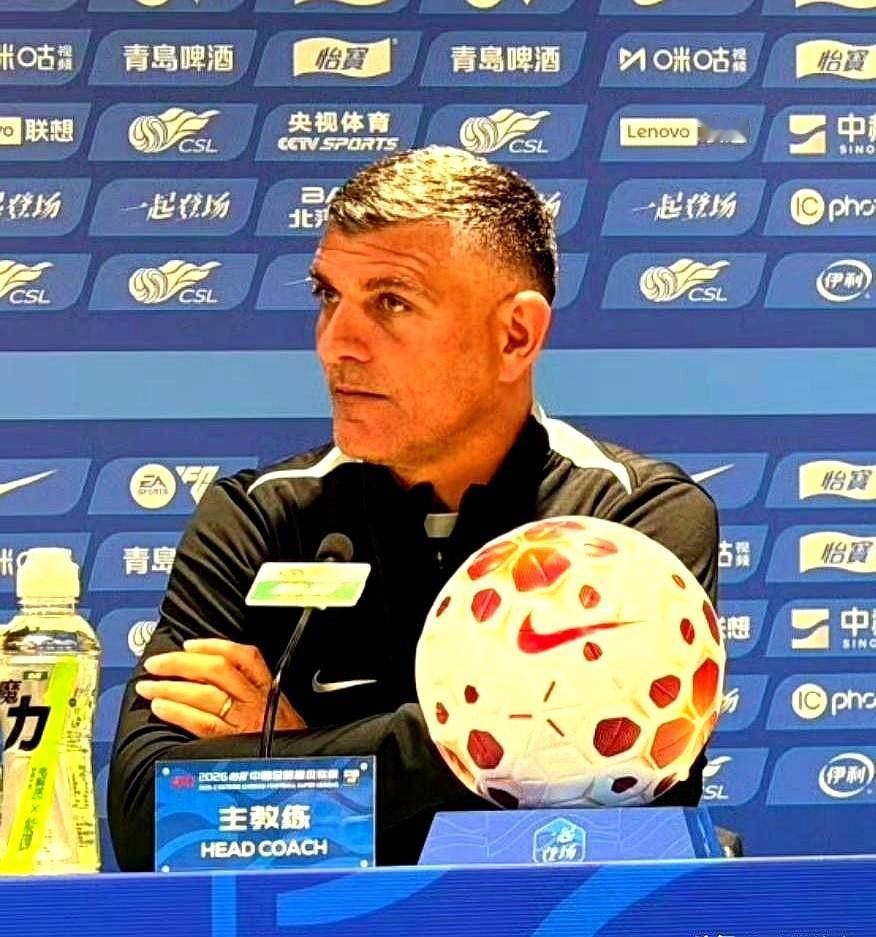 看着阿洛伊西这老头子，领着王子铭出来，话里全是盘算。聊起茹萨，那句“踢多久看情