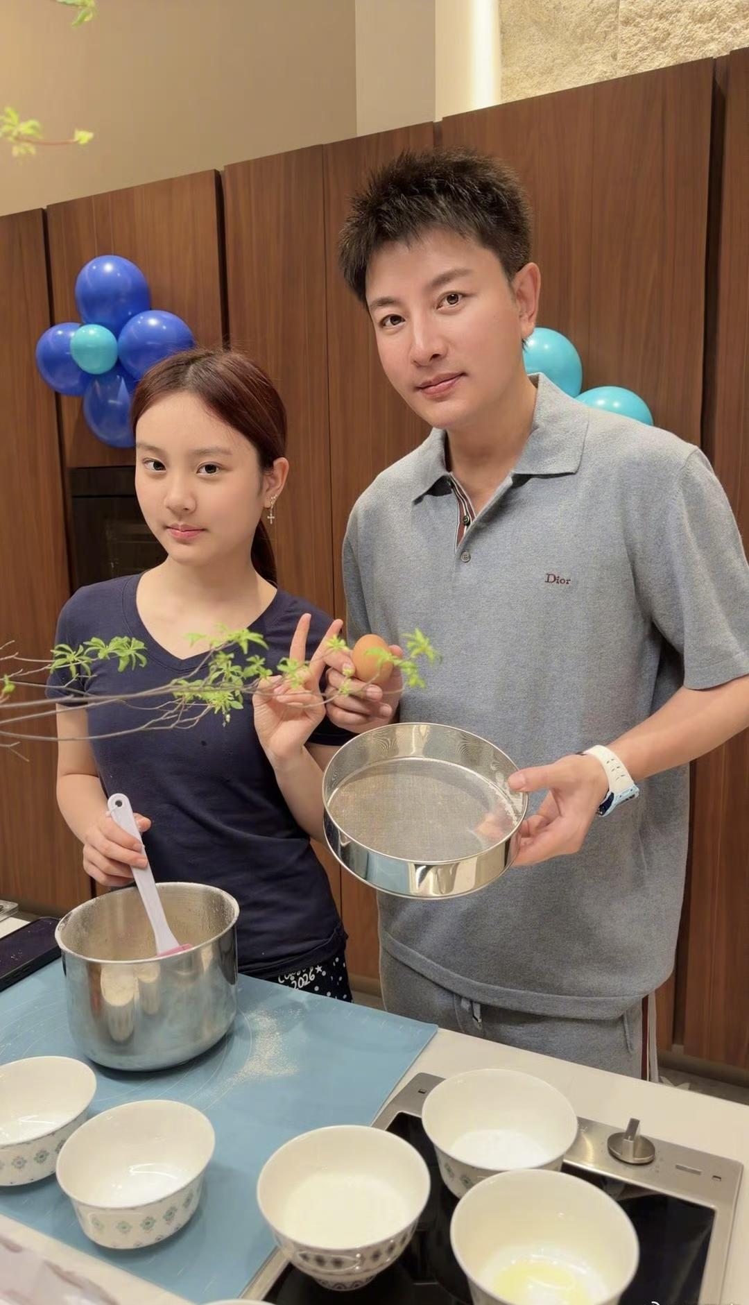 4月12日，贾乃亮晒庆42岁生日的合照，甜馨陪爸爸过生日的画面。父女俩一起做