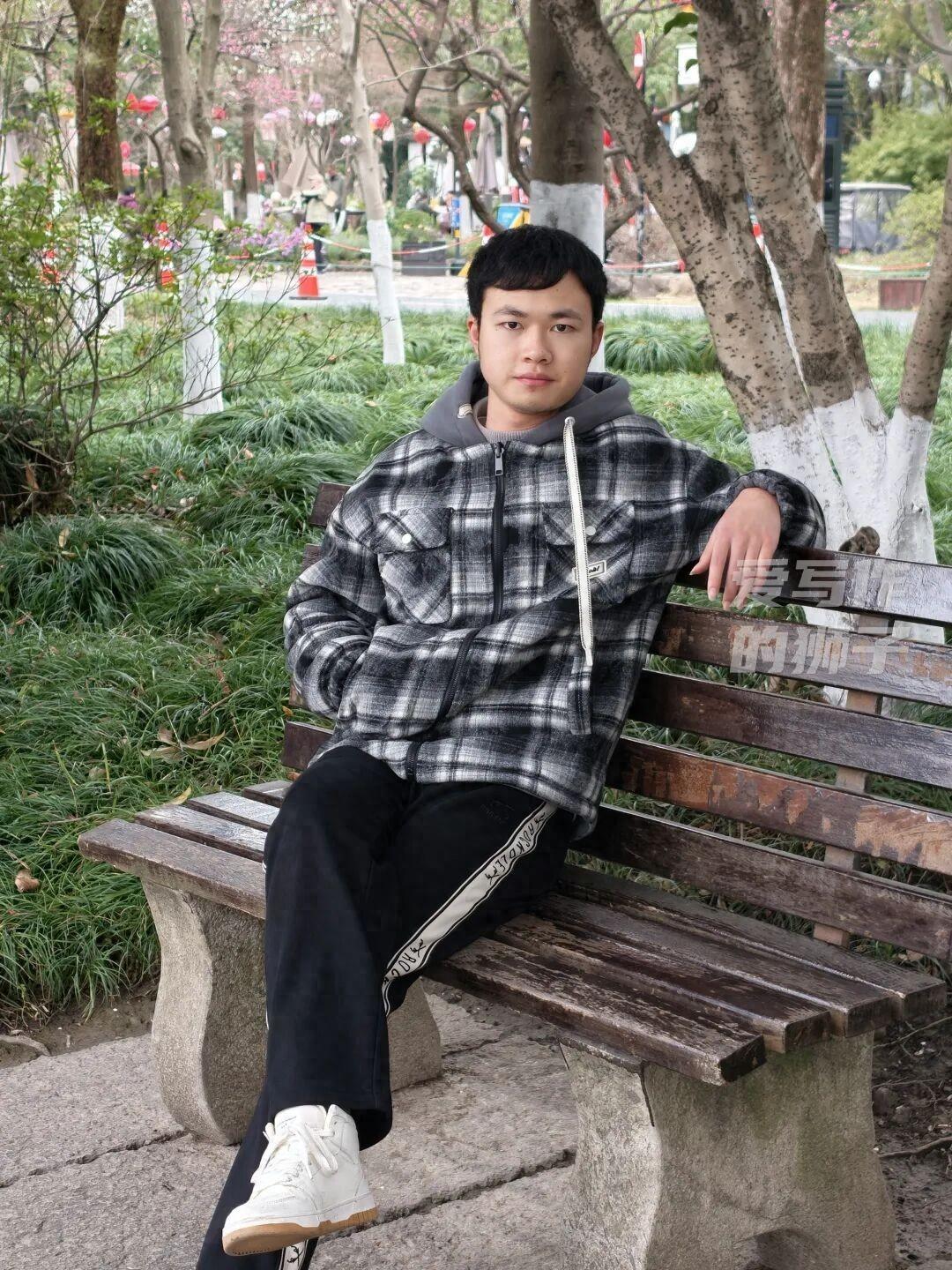 吵翻天！浙江，一男生去年考上北大医学部，但因为想学计算机，顶着家人的反对选择复读