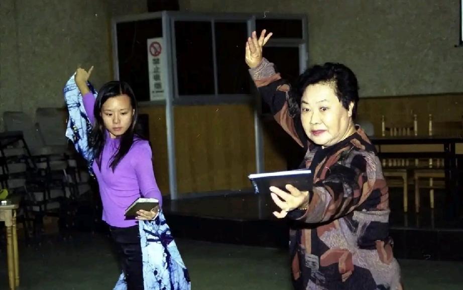 郭兰英毫无保留、手把手教授龚琳娜时的情景。龚琳娜一直记着郭兰英说过的那句话：民