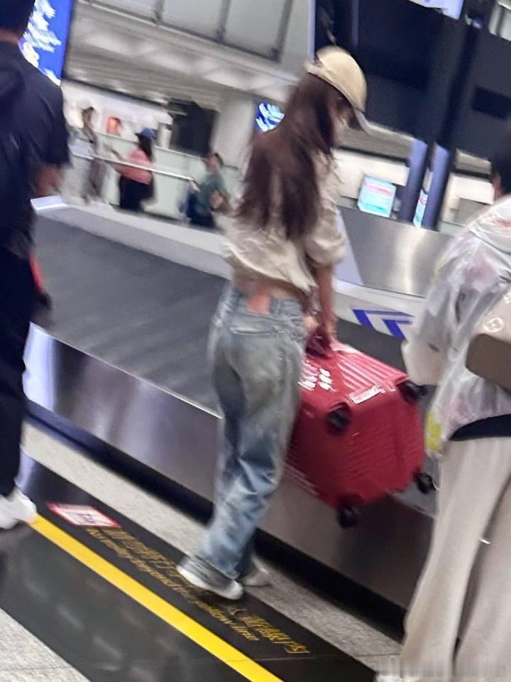 偶遇Angelababy上海回香港网友在香港偶遇Angelababy带小海绵上海