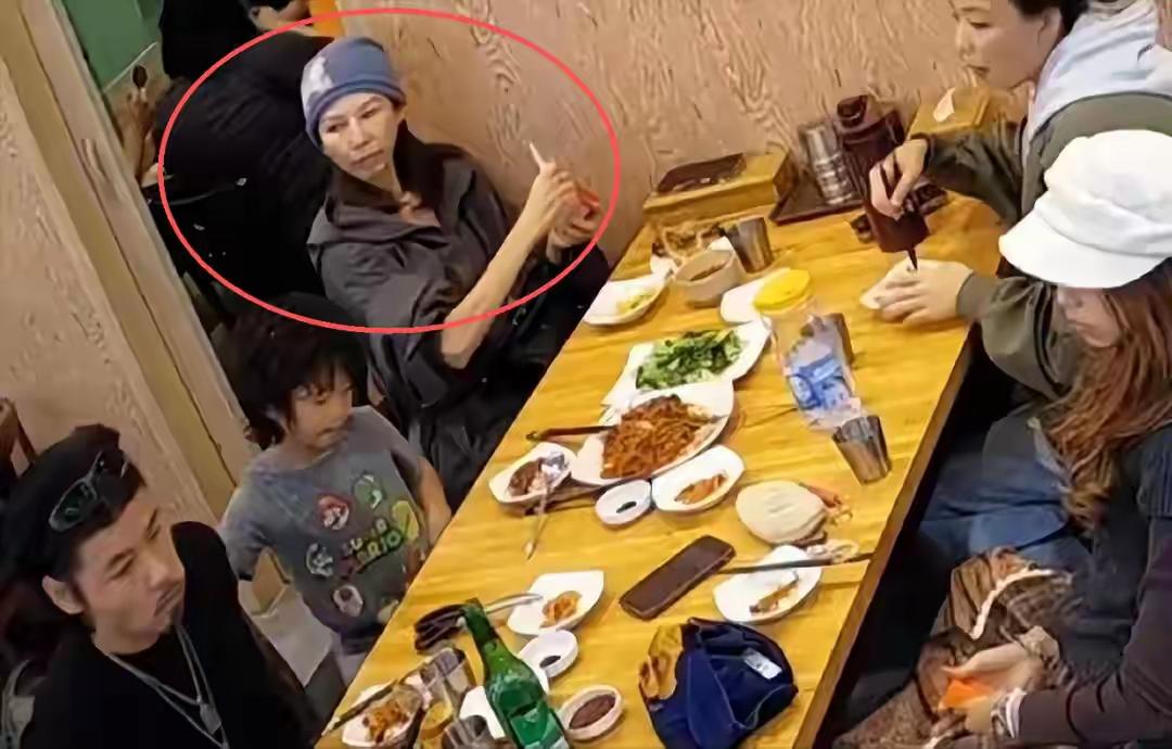 饭店偶遇53岁蔡少芬，脸上无肉疲态尽显，女儿比她还高大长腿吸睛岁月从不败温