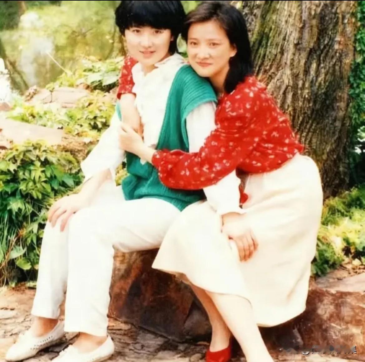 年轻时的何晴和好友夏菁坐在大树下的一张珍贵留影。1986年《红楼梦》里，夏菁反串