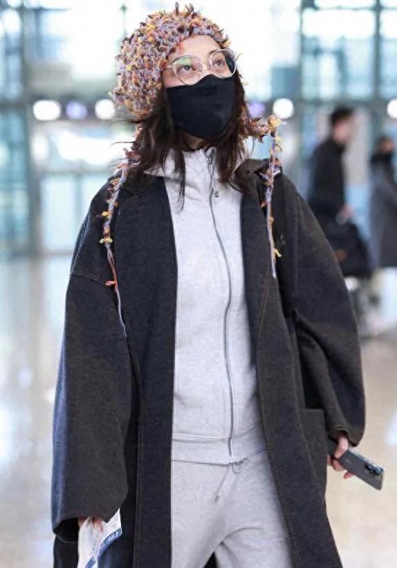 梅婷的混搭穿法太出圈了梅婷机场造型玩起混搭，彩色毛线帽配大衣+运动服，还有