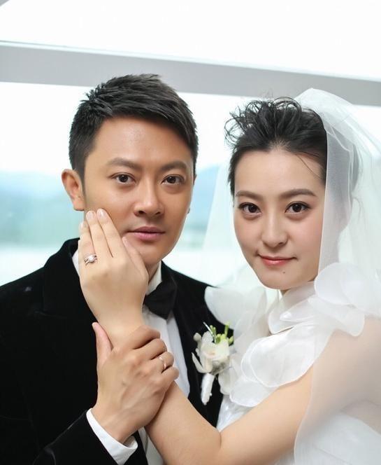 2015年，37岁的印小天花了400多万，娶回一个看上去“样样顶配”的妻子。