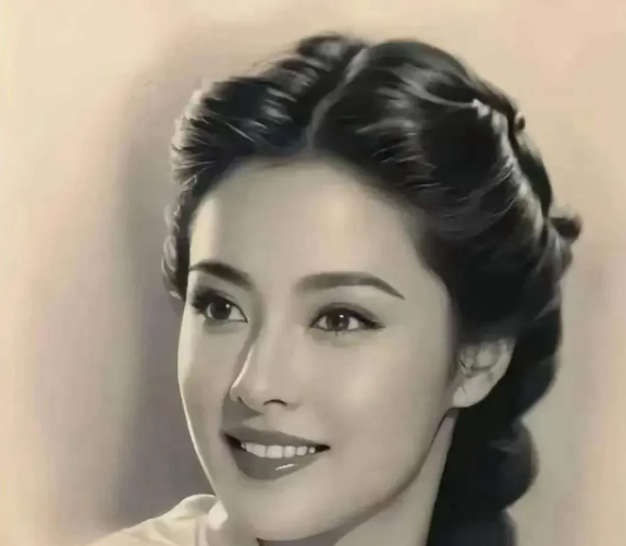 原来刘亦菲妈妈才是家族里最美的女人，难怪刘亦菲说她自己是家里最丑的一个。​
