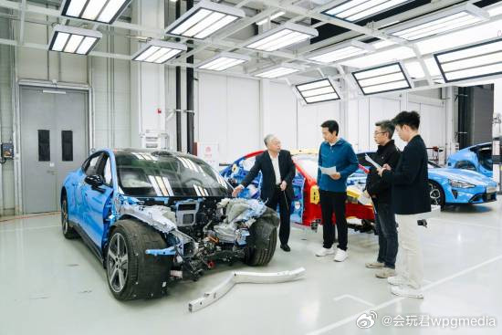 雷军整狠活：把SU7拆成零部件再重新装好昨晚，小米创始人雷军在小米汽车工厂开启新