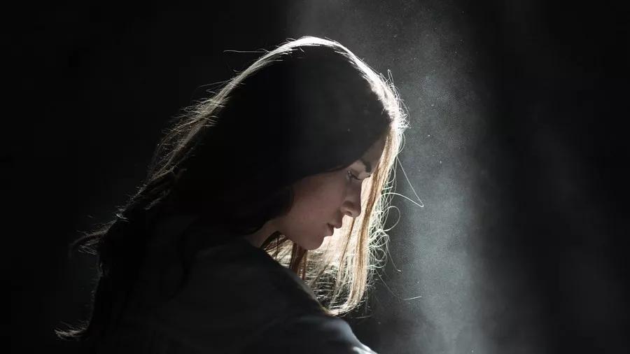 任何不合理的、扭曲的走势都是不可长久的，在美元贬值、人民币升值的大背景下，人民币