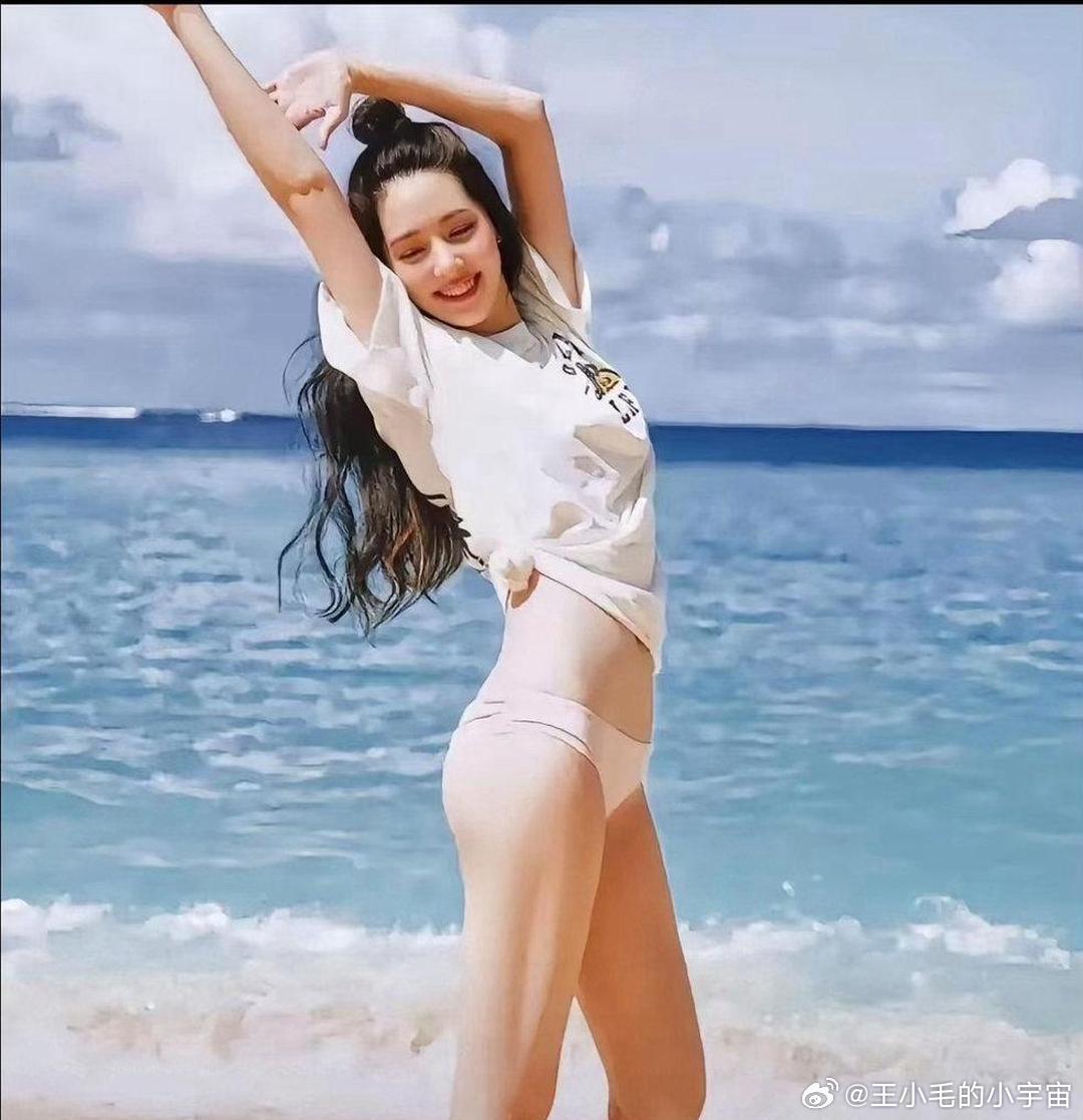 郭碧婷长相温婉大方，气质清雅脱俗，整个人都带着一种柔和的氛围感。她的面相看起来既