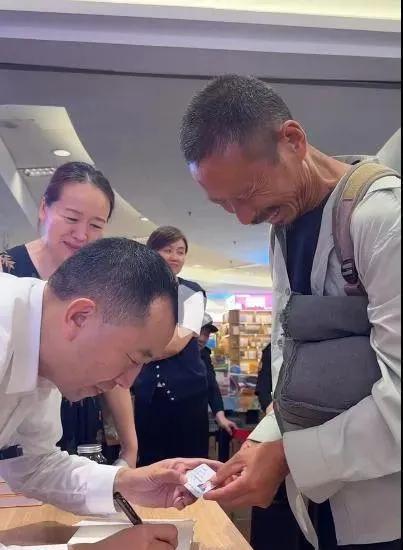 陈行甲签名现场为何他特地把手机号码留给六旬大爷，并给了一个大大的拥抱，好暖心！一