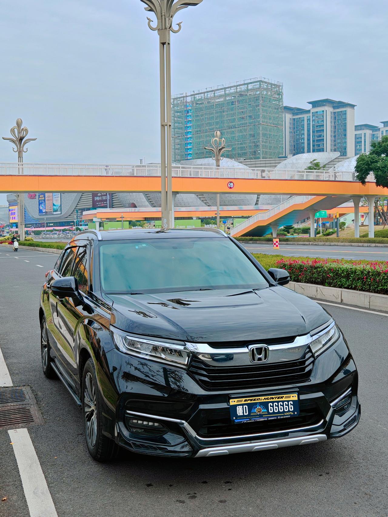 这个周末天气不错，看着停在那里的冠道，身上已经蒙了厚厚一层灰，特别是下了近一个月