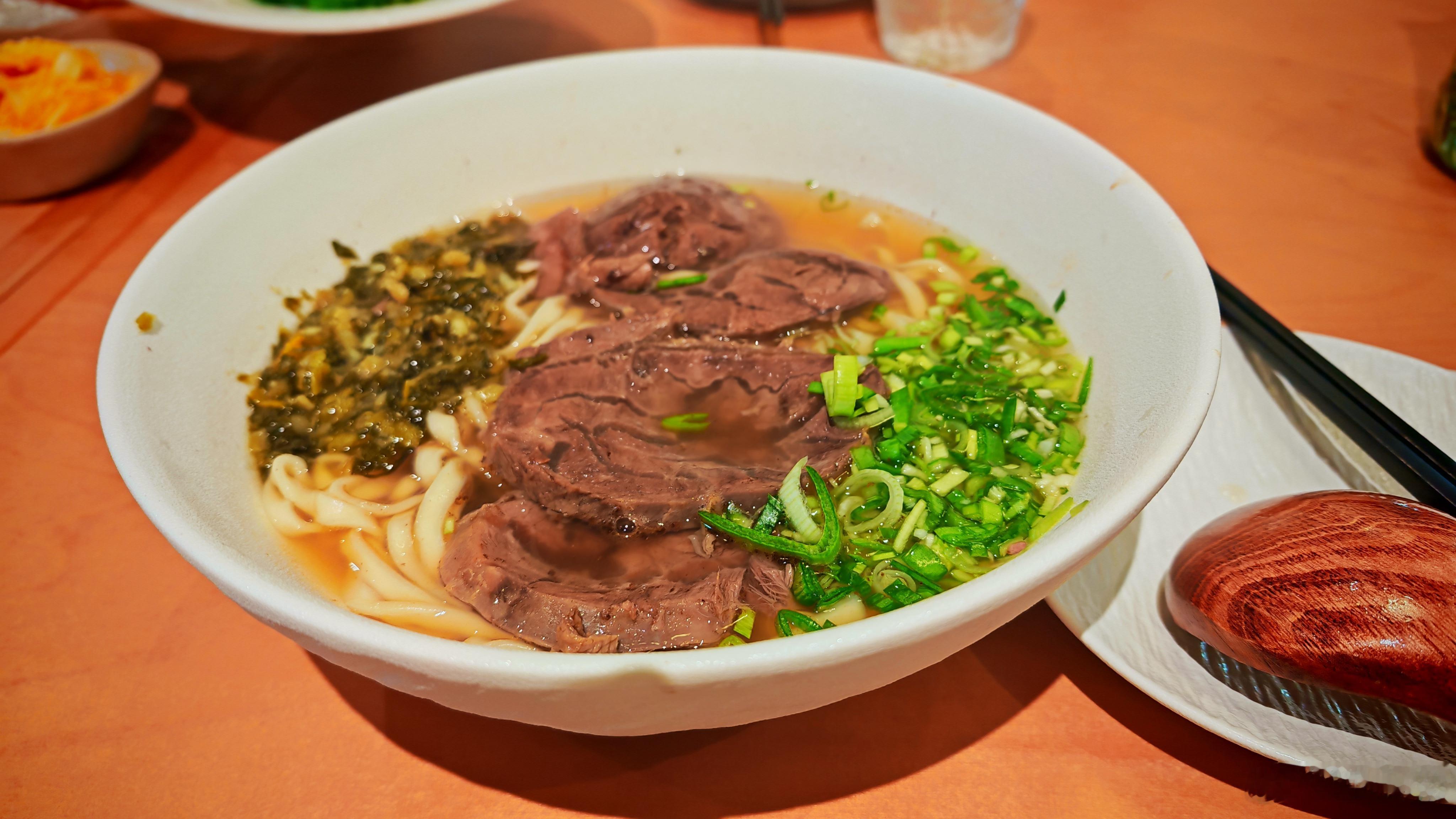 被众多大佬安利过的“黄启云私房牛肉面”，终于吃上了！面里的牛腱子肉做得超赞，汤也