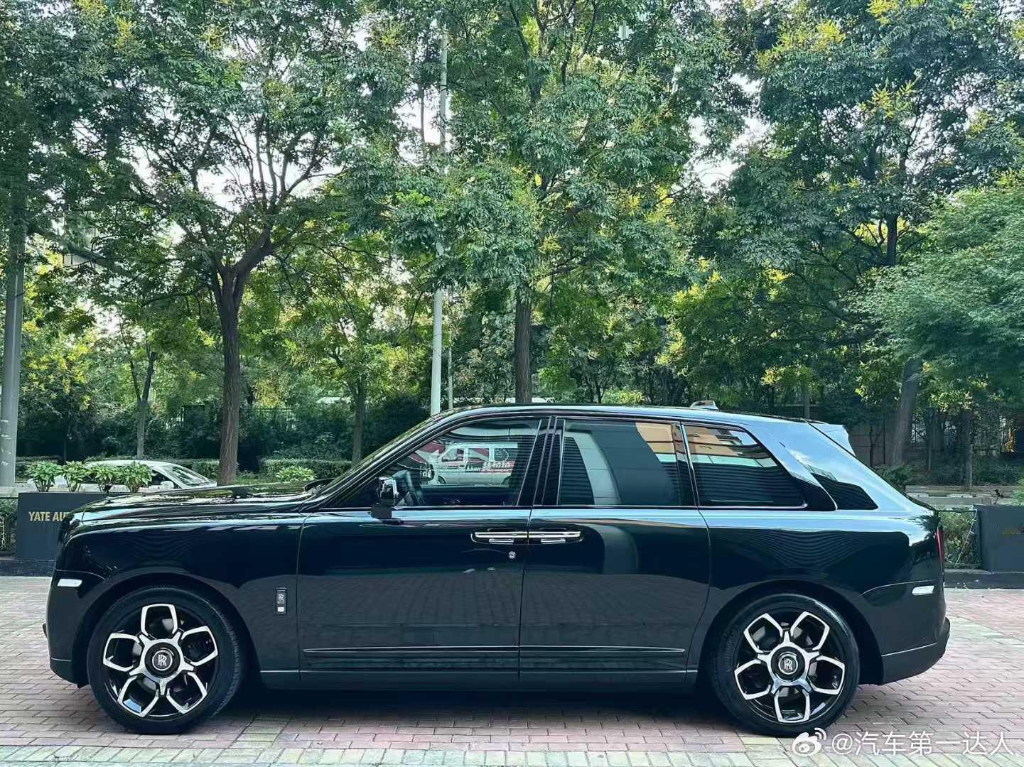 劳斯莱斯库里南BB版，23年上牌，9千km，四座流星，高定版配色！