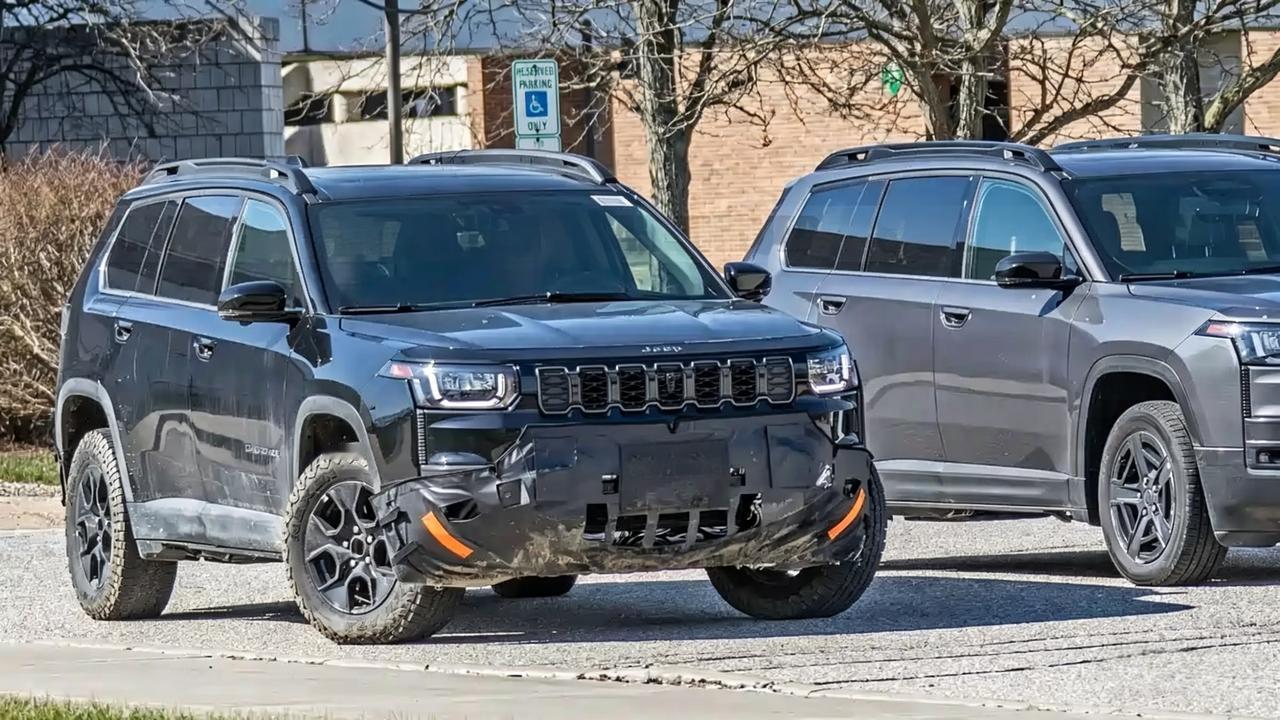 Jeep切诺基Trailhawk路试车曝光原厂全地形胎+专属四驱外观，七孔