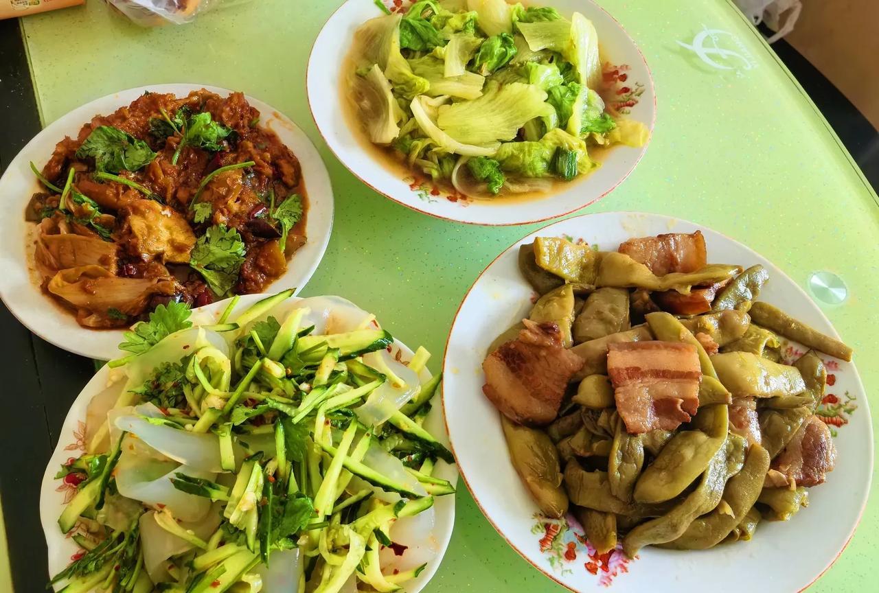 从杭州回哈尔滨快一个月了，我竟然没吃过一粒米饭。之前在杭州的时候就跟老妈点菜，