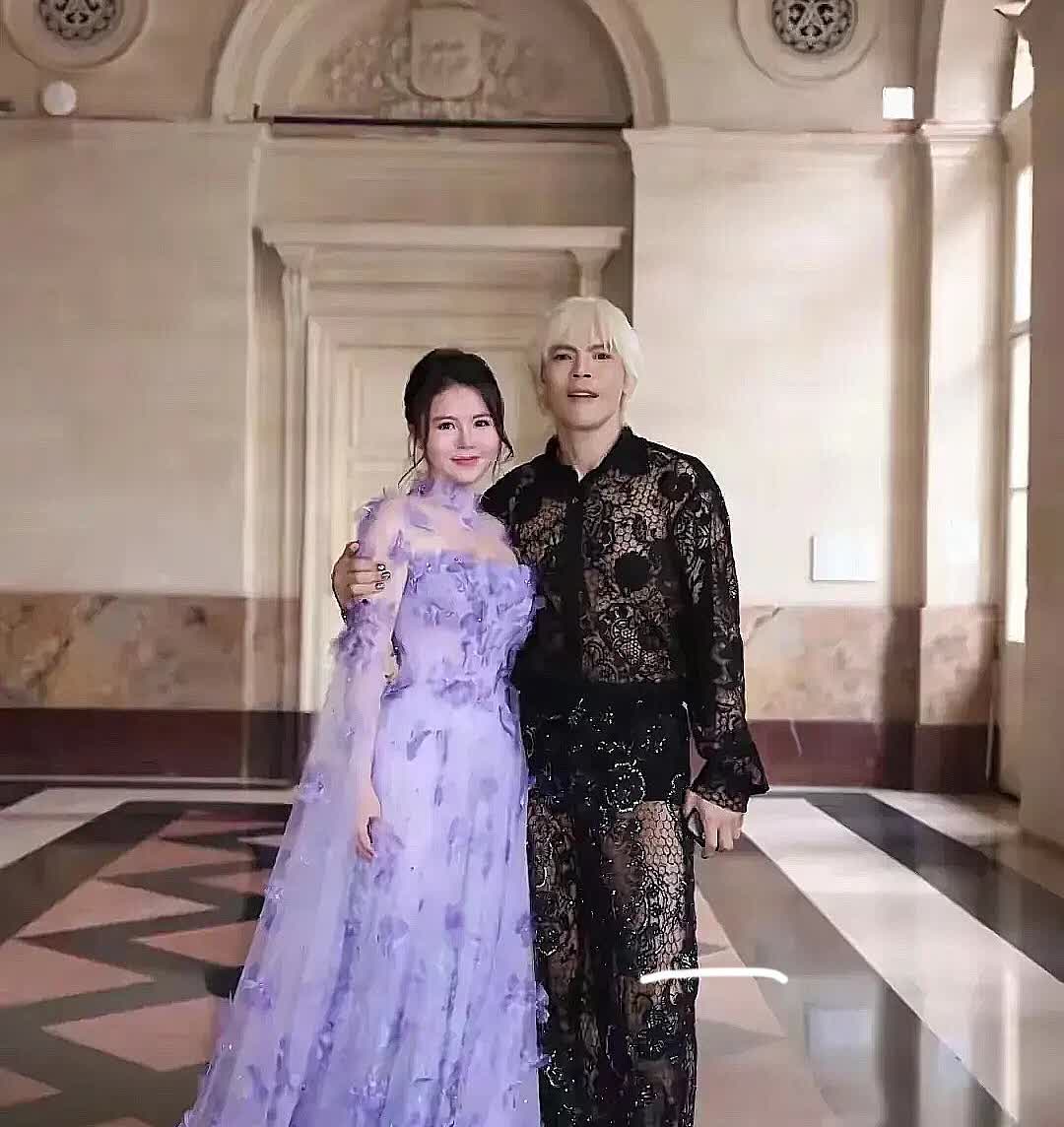 向佐疯魔了，不止高跟不止化妆怪异，这次的服务居然比老婆郭碧婷还火辣！之前