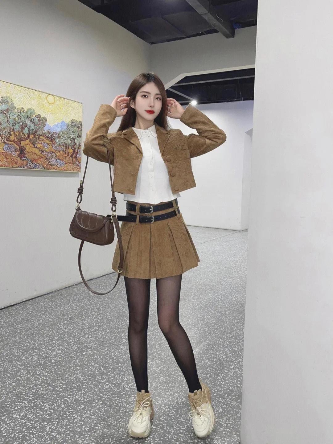 复古风穿搭，棕色外套配短裙，时尚又优雅！