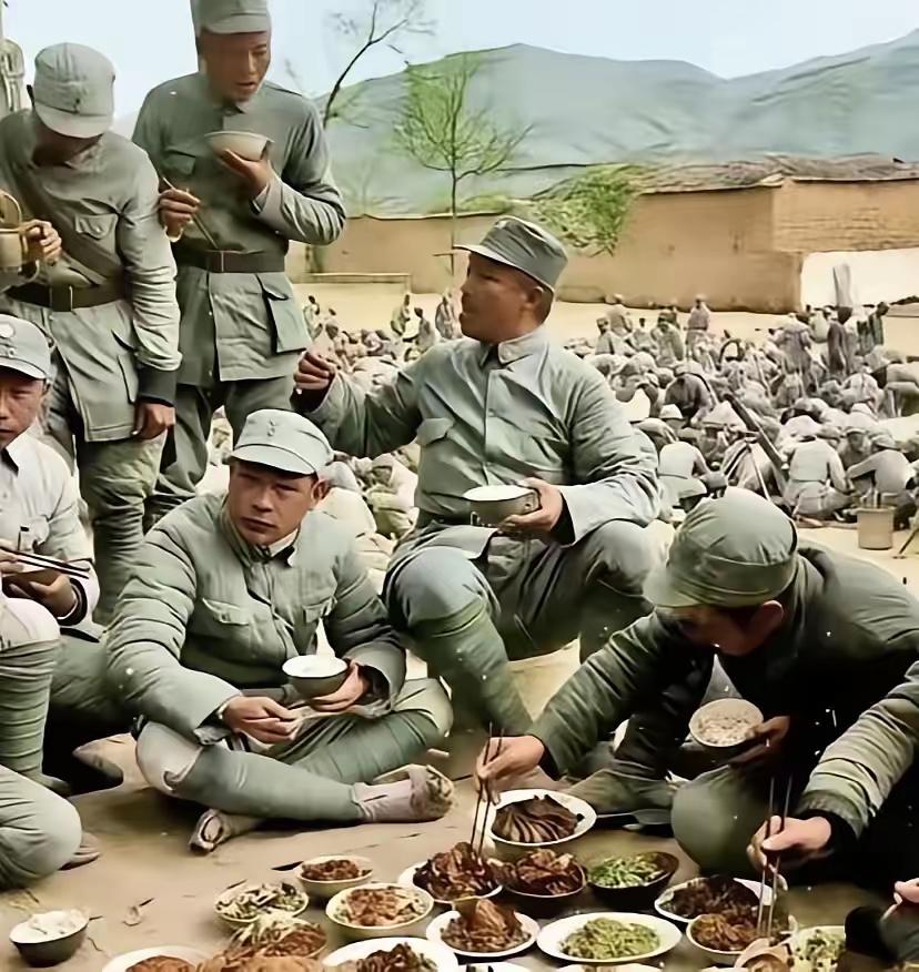 打了大胜仗，贺老总与将士们席地而坐，美美的吃了一顿，当时能搞到这么丰盛的菜，也是