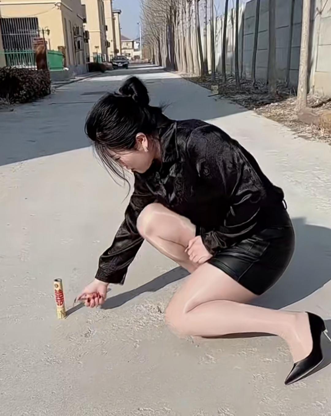 美女的美丽瞬间分享现在的女生都这么喜欢放炮吗？！