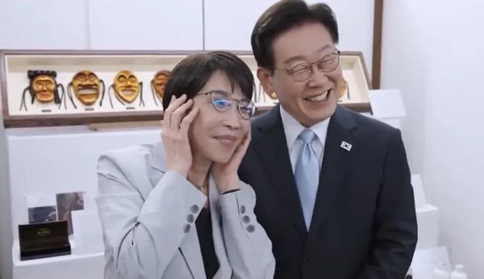 高市早苗曾私下表示愿意和特朗普“殉情”，不过看她这次访问韩国和李在明的亲密举动，