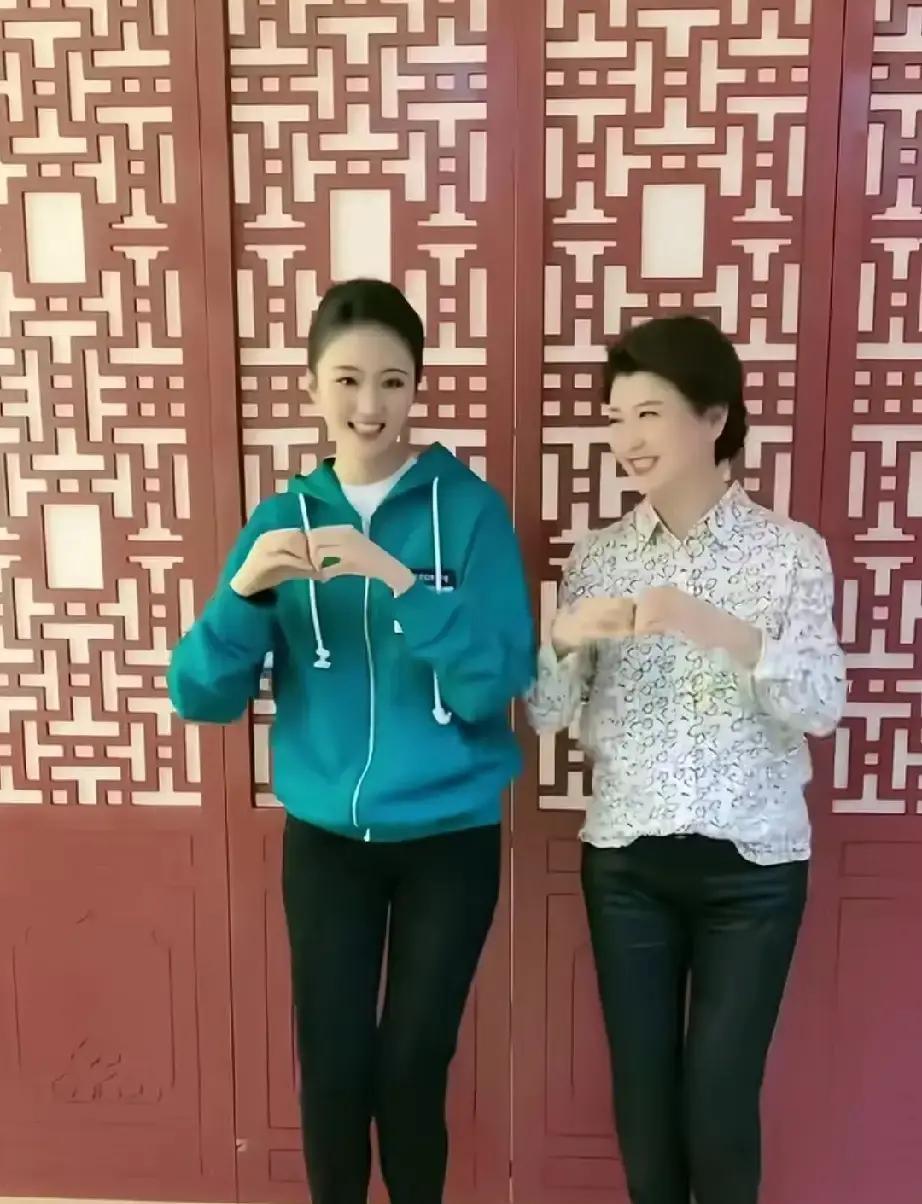 闫学晶和儿媳一段广场舞，居然干翻了120万点赞！这流量，比她拍部电视剧都来得猛