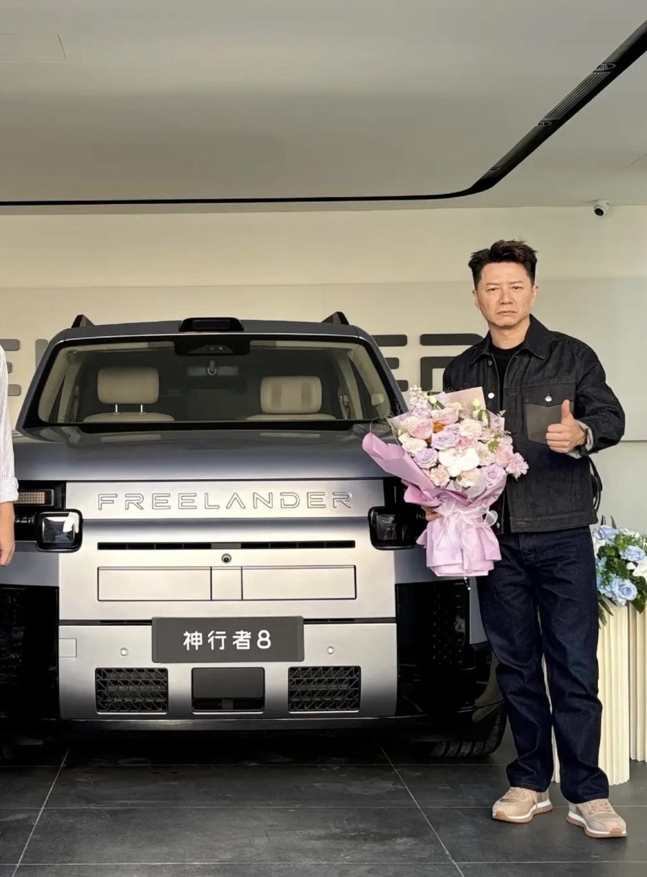 53岁段奕宏提车现场曝光，捧鲜花和销售合影竖大拇指，买路虎越野很豪气，草根出身打