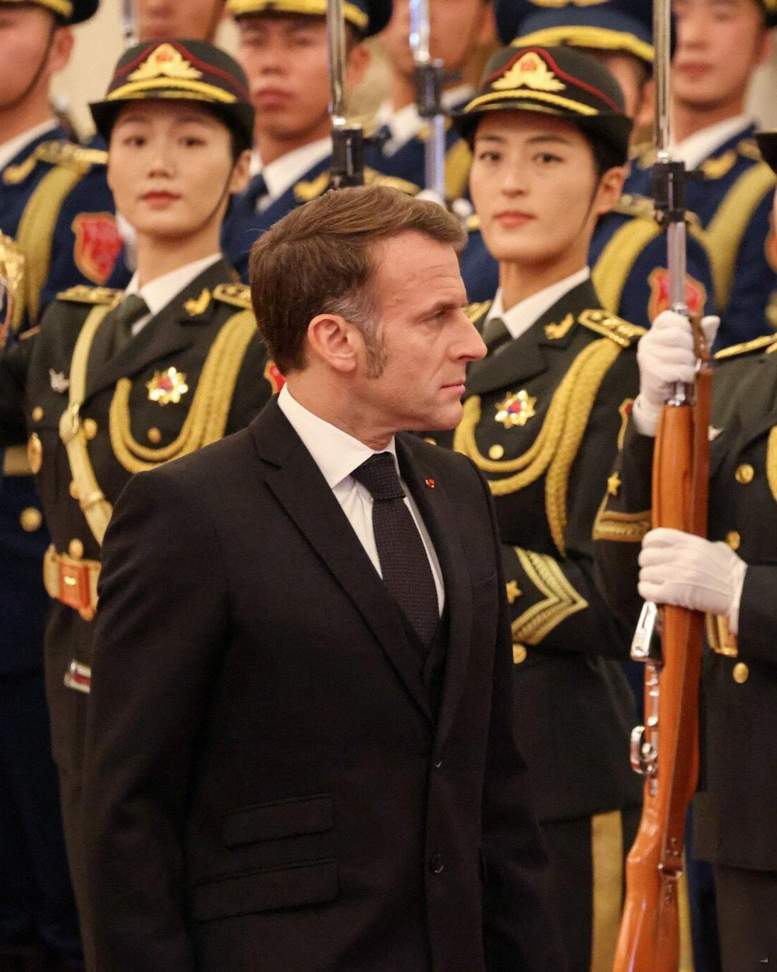 法国摄影师还是有点水平的。马克龙：原来这才是当总统的感觉！