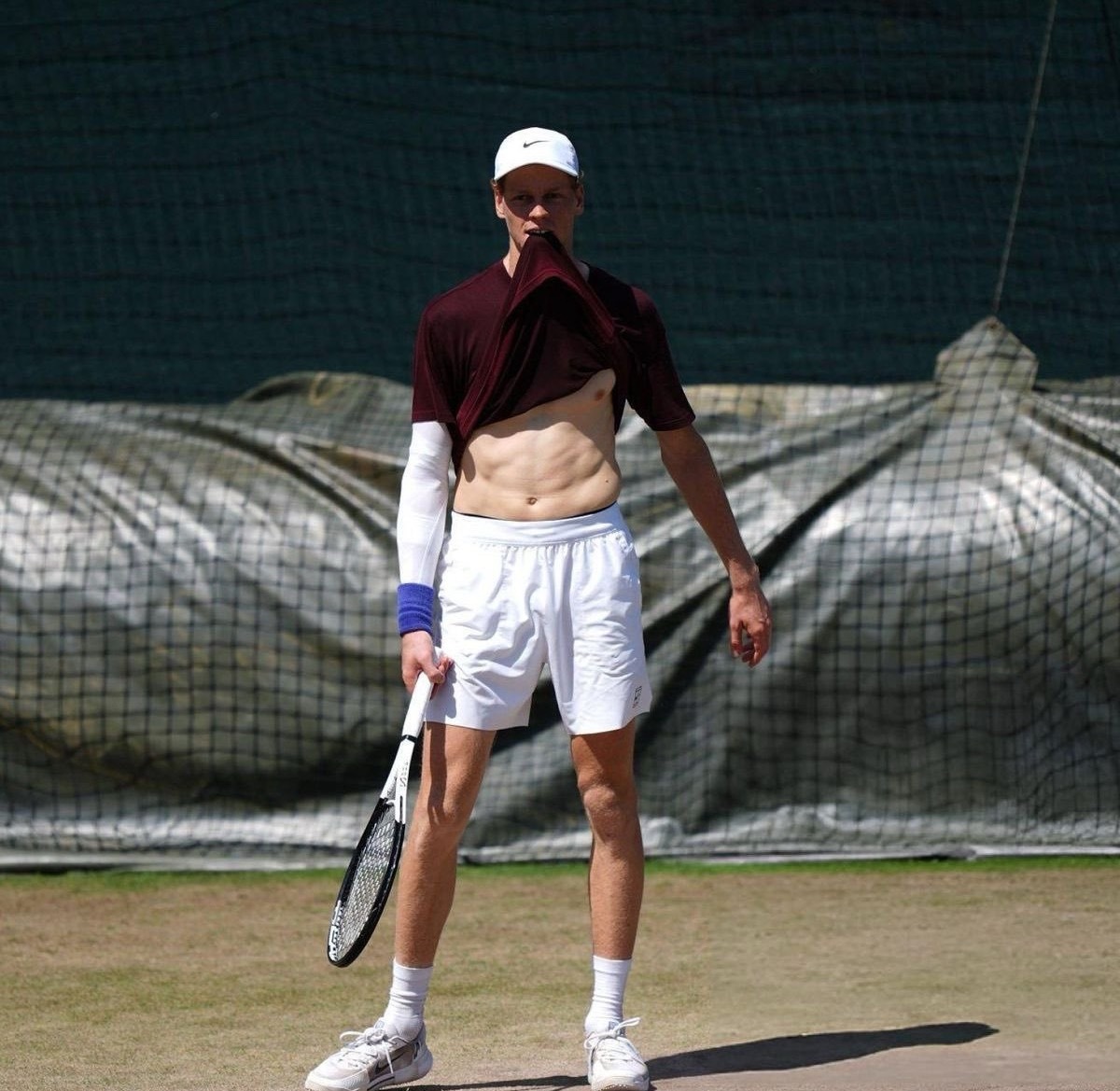 哇！辛纳首次公开承认恋爱了！🎾💖他在采访中透露了几个有趣的生活细节：·“我