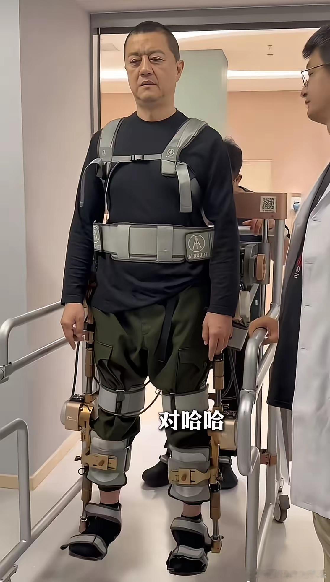 看到李亚鹏这张康复训练图片，真正戳人的还不是他腰伤这件事。而是评论区一句实在话：