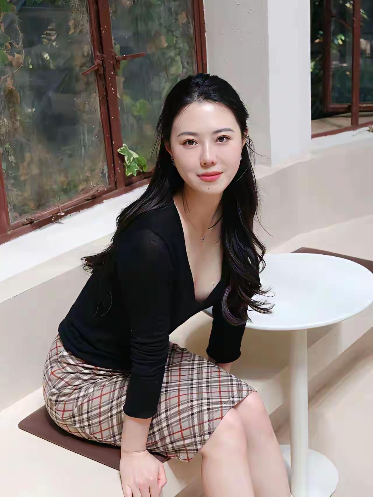 窗前绿意浓，美人倚栏红。庭前春意浓相思已无尽