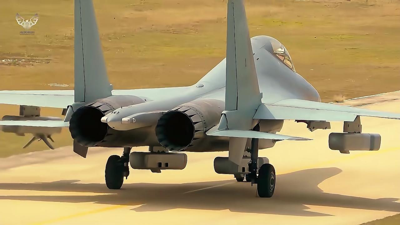 中国人民解放军位黄岩岛领海领空战备警巡，发布的画面中，难得出现歼-16D电子战机