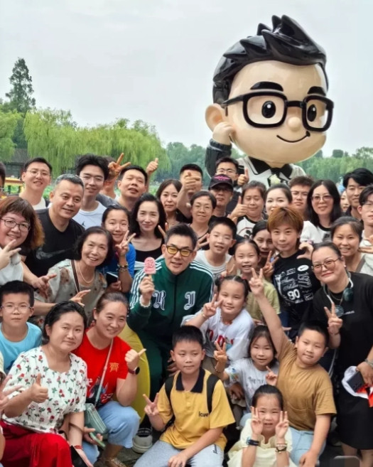 不怪那么多人抢着合照，当年可是火遍两岸的大帅哥啊，[玫瑰][玫瑰][玫瑰]