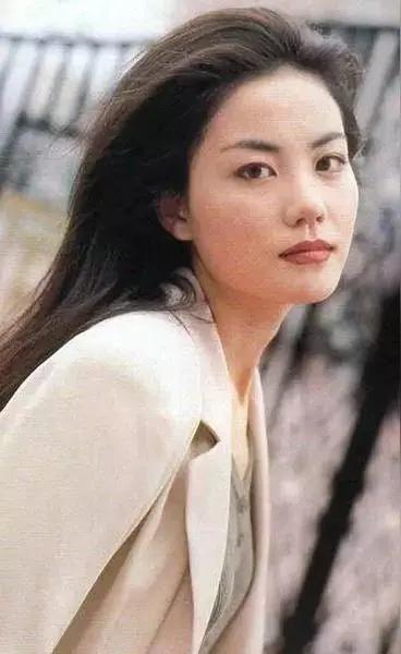 王菲随性松弛的模样，恰恰是她最戳人的魅力。也是这么多年来路人缘很能打的核心，但