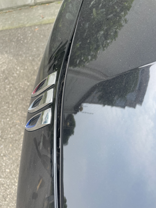 24款君威前保险杠脱胶才买了不到一个月，就发现前保险杠脱胶，唉，真的闹心，4儿