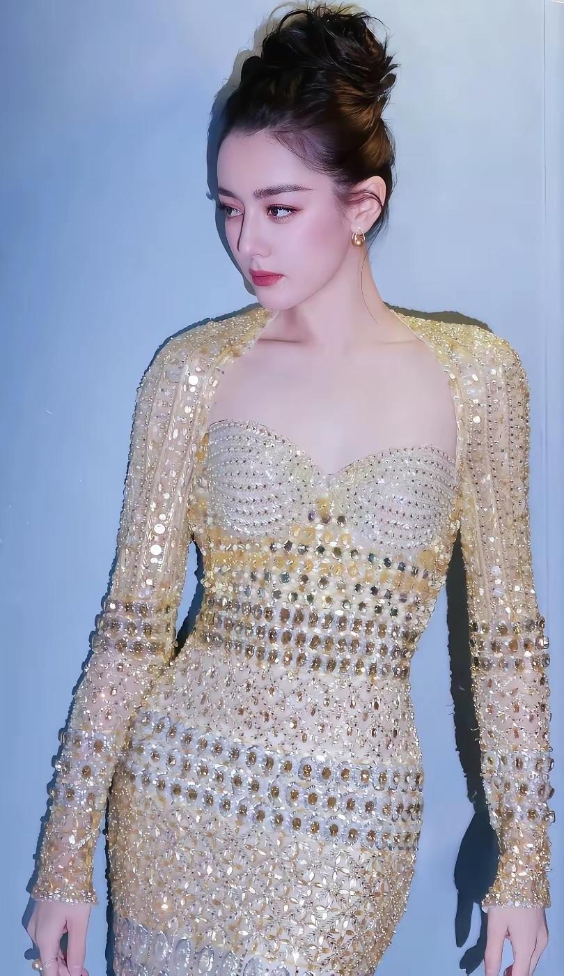 美女壁纸～鎏金碎钻缀满裙身，高盘发衬出明艳轮廓，迪丽热巴以一身流光璀璨的金色礼服