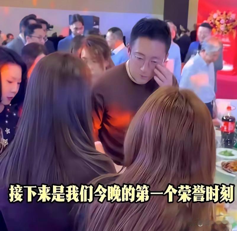 汪小菲当年用了个招。他告诉保姆小杨，带你去台湾旅游，机票全包，工资照补。等飞机落