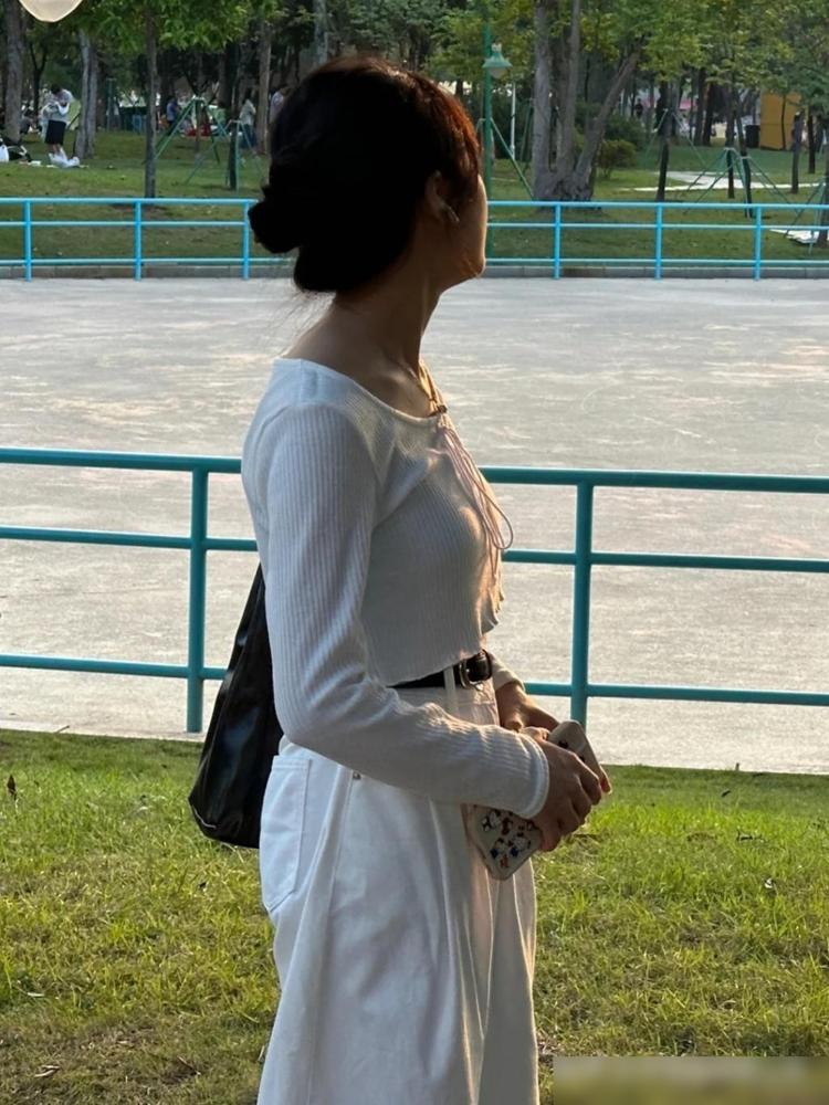 我发现，一个女性，从头到脚最不能出现的就是驼背我前两年天天久坐办公，回家还瘫