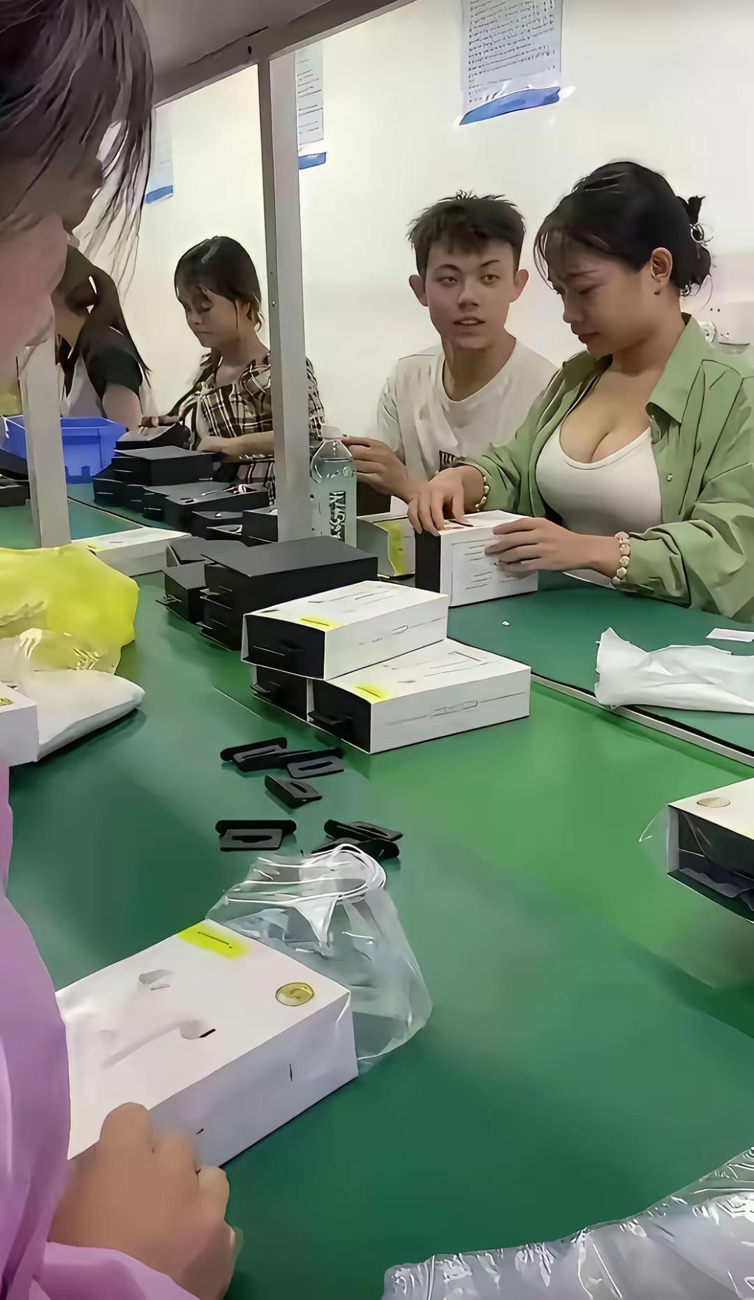 上大二的侄女，这个暑假在学校安排下开始到广东的电子厂流水线实习，这也是她第一次去