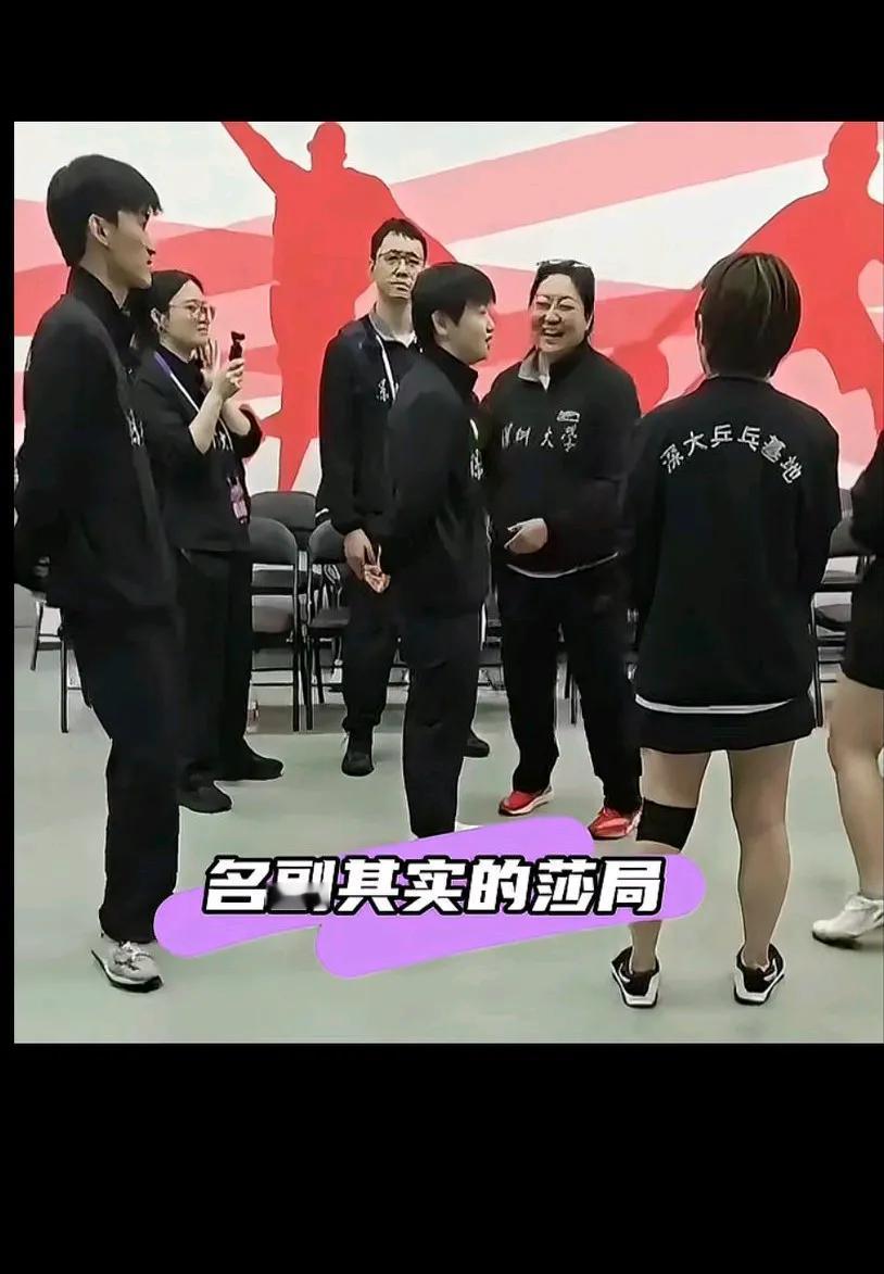 莎莎是如何做到年纪轻轻就有德高望重的感觉的[笑着哭]因为从小身边都是一些老竹马[